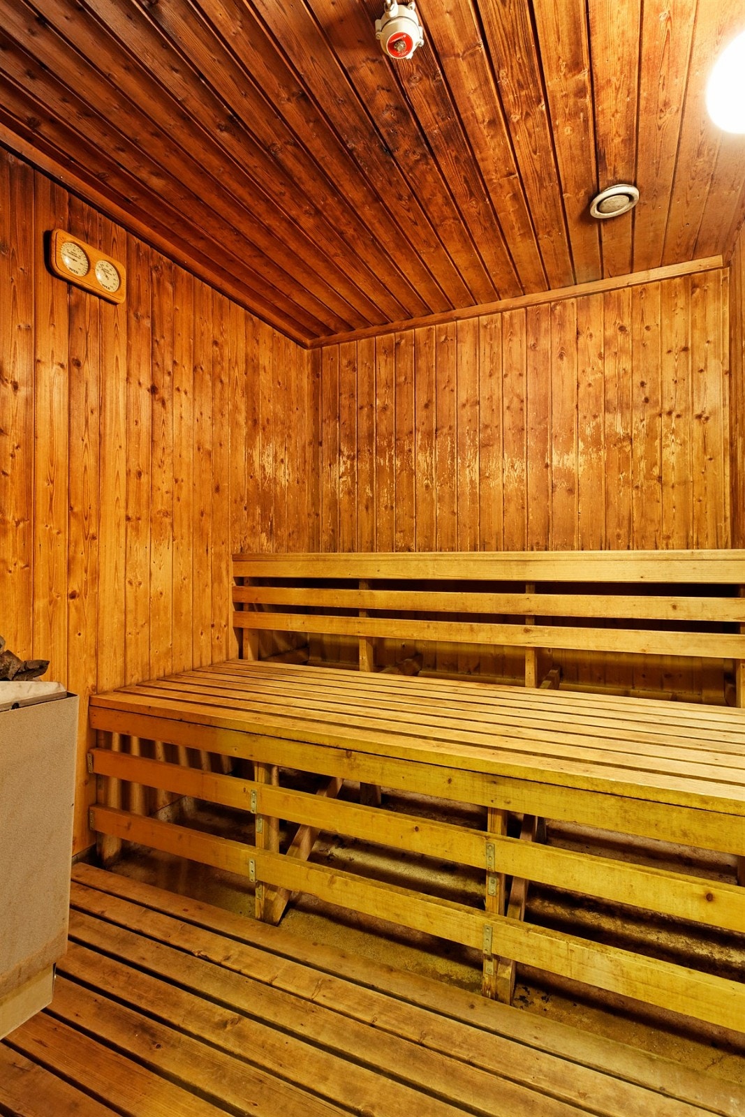 Trimrom, badstue, solarium og musikkrom i kjeller. I naboblokken nr. 96 finner du "Camilla", hvor du kan kjøpe rimelig middag 3 dager i uken. Galleribilde