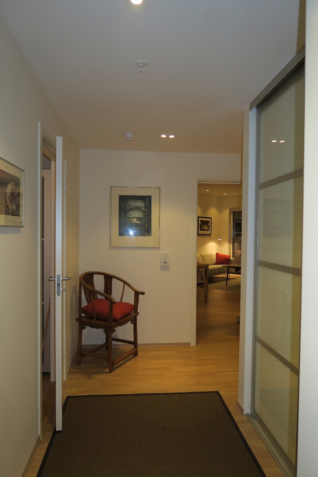 Inngang m/garderobe Galleribilde