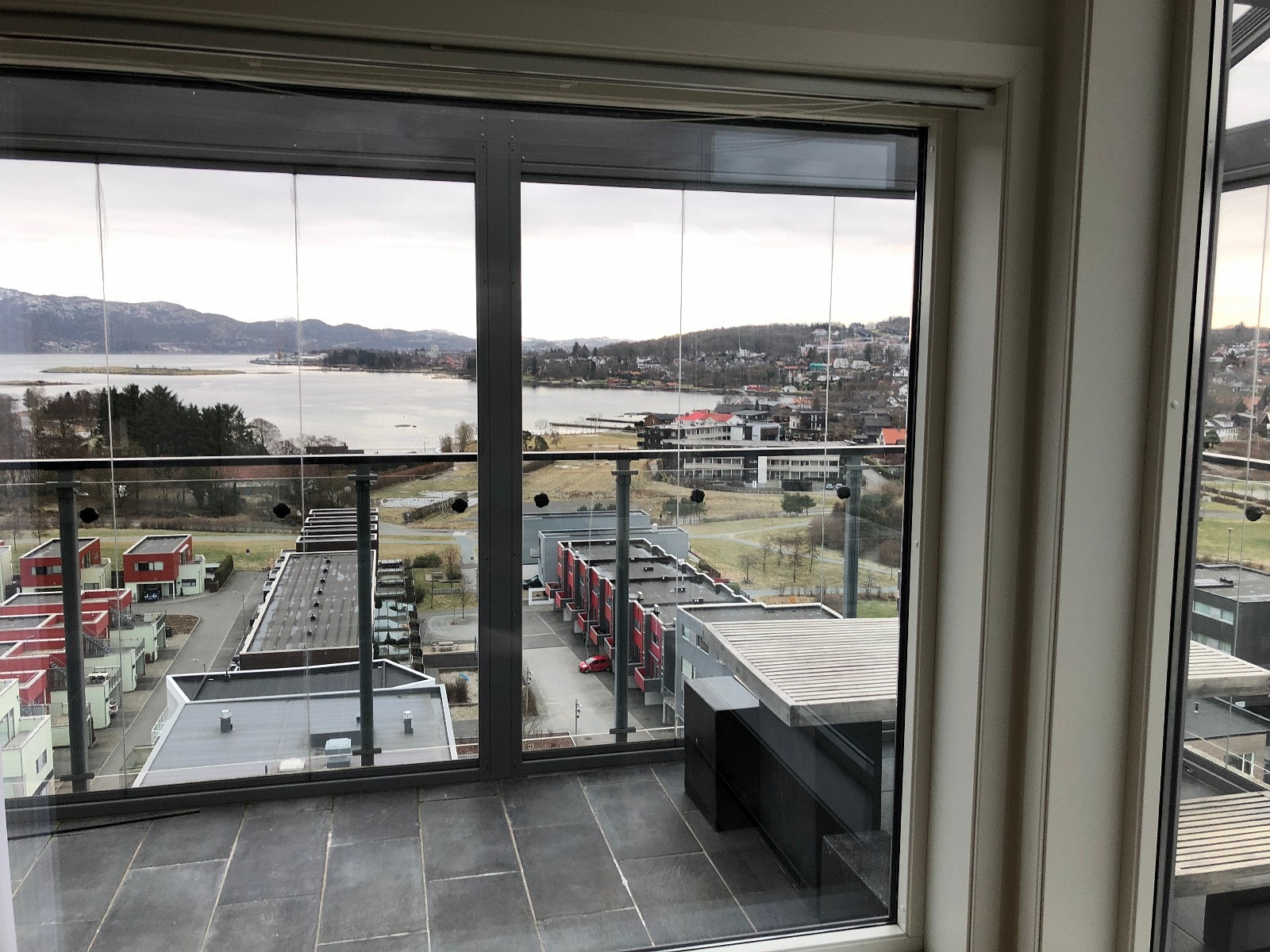 Stor innglassert terrasse/ Fantastisk utsikt!! Galleribilde