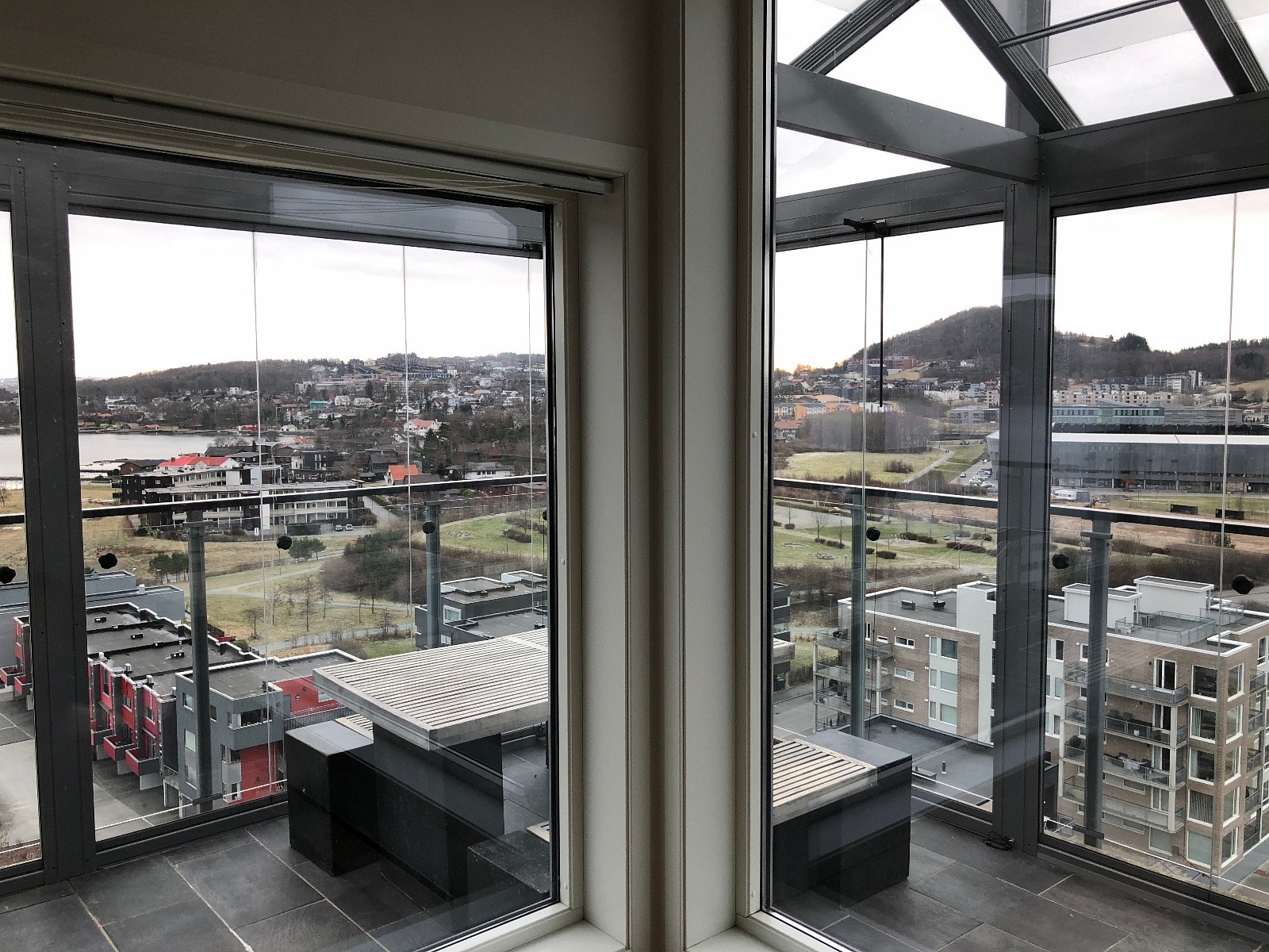 Stor innglassert terrasse/ Fantastisk utsikt!! Galleribilde