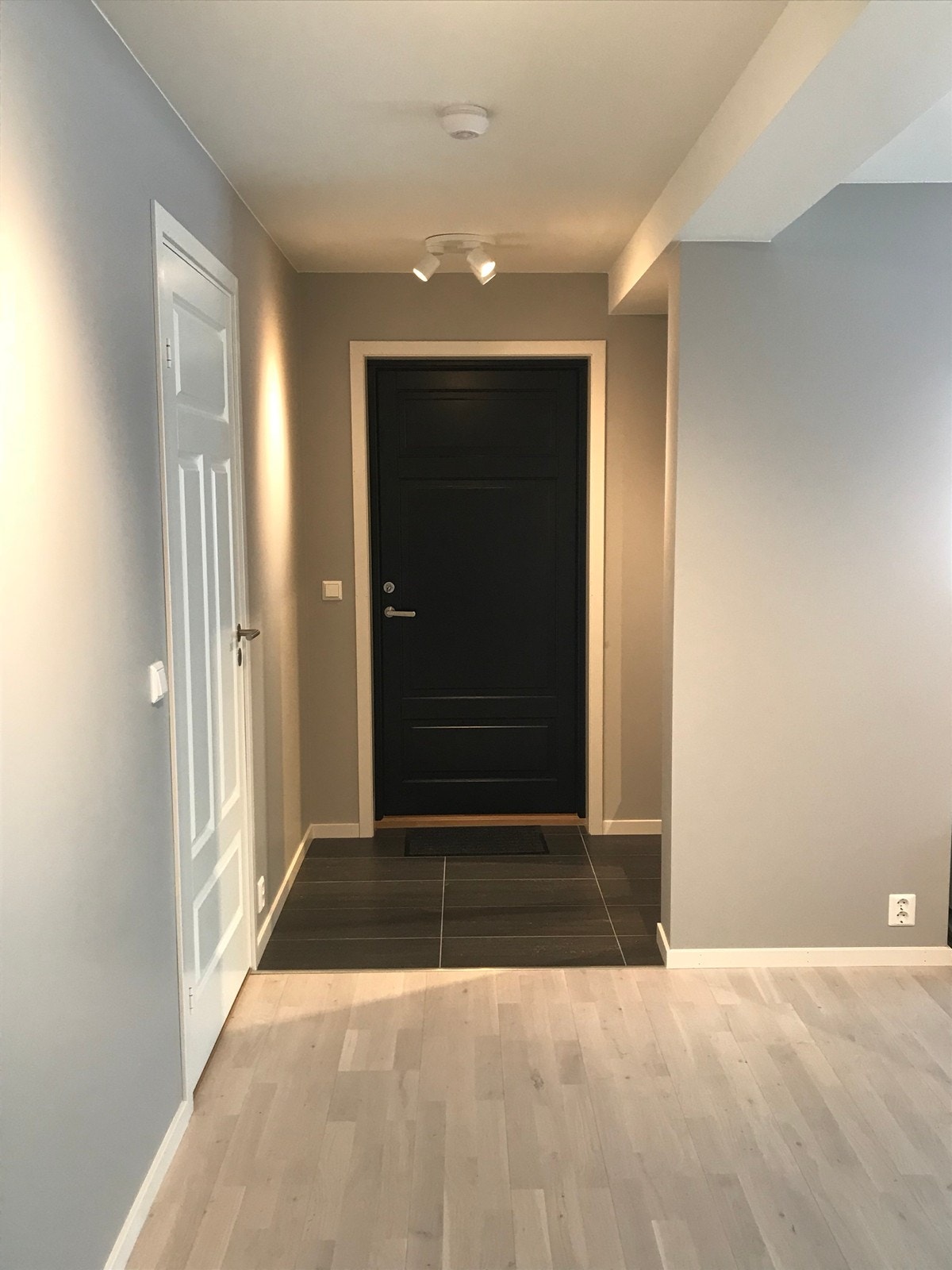 Flislagt gang med varme i gulv Galleribilde