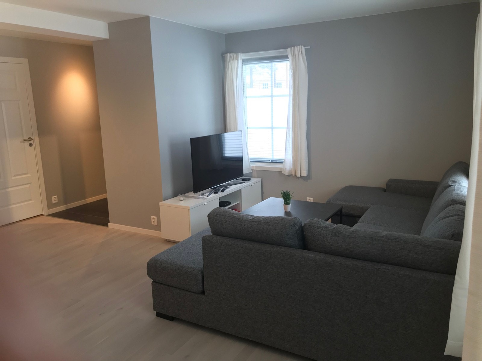 Stue med parkett og vannbåren varme i gulv Galleribilde