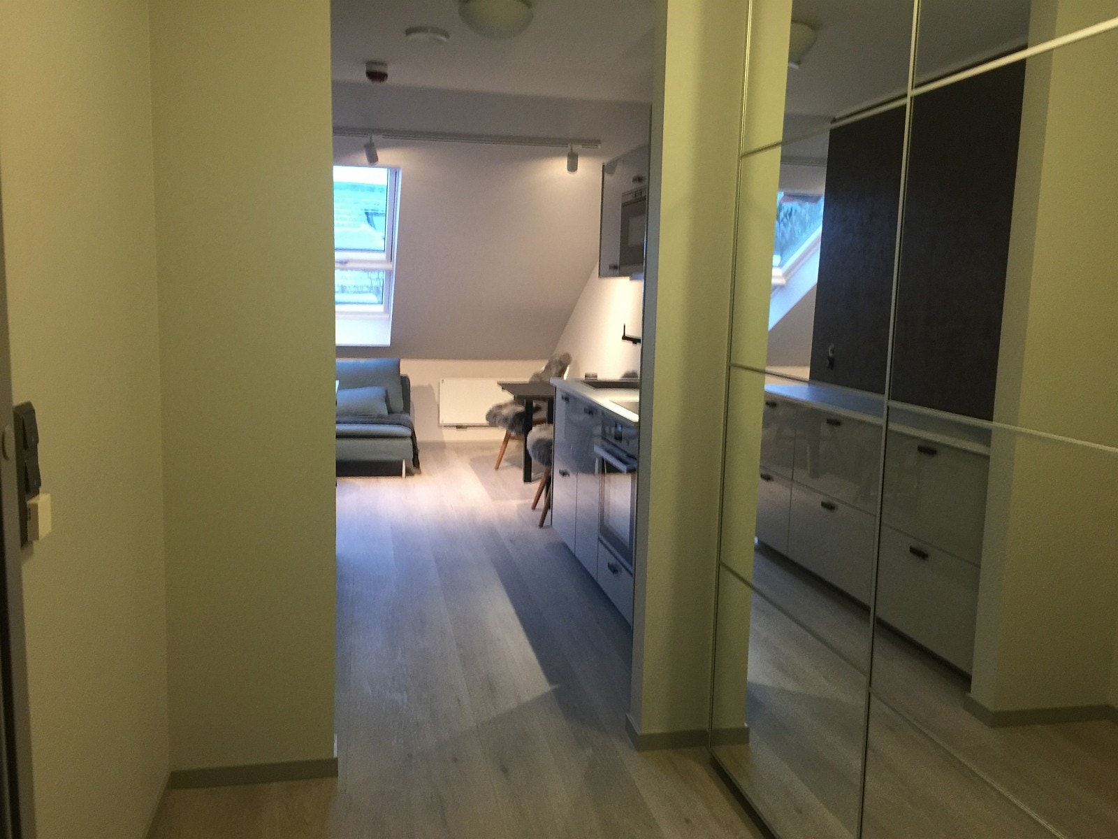 Gang med stor skyvedør garderobe Galleribilde