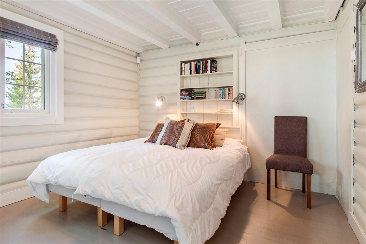 Eiendommen har 3 store soverom og to store hemser. Galleribilde