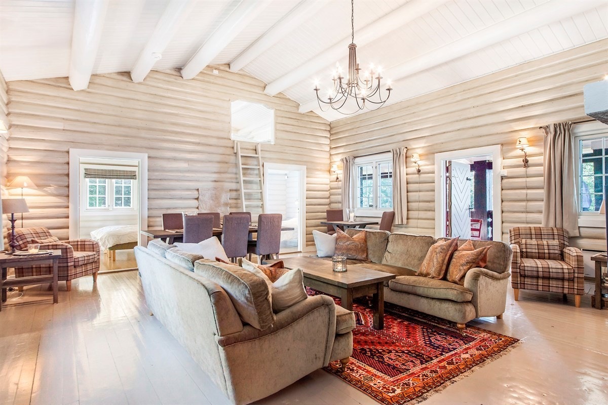 Stor stue på ca. 50 kvm med takhøyde på over 3 meter Galleribilde