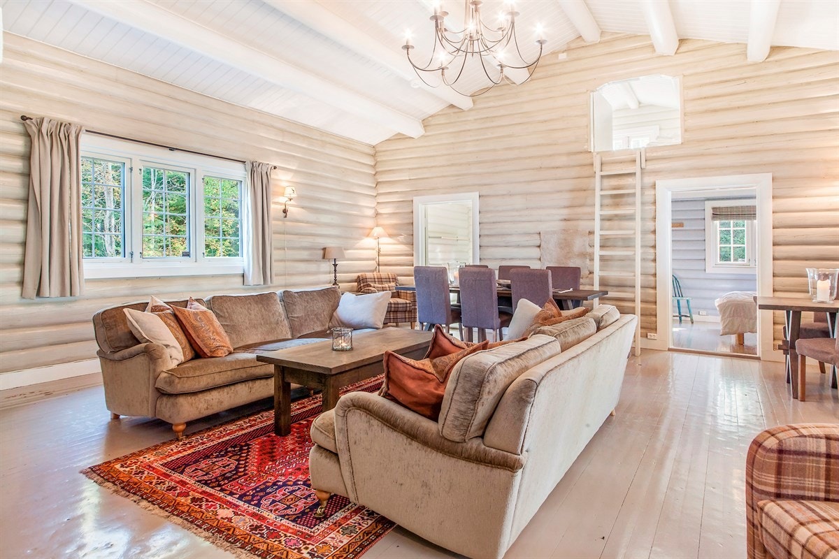 Stor stue på ca. 50 kvm med takhøyde på over 3 meter Galleribilde