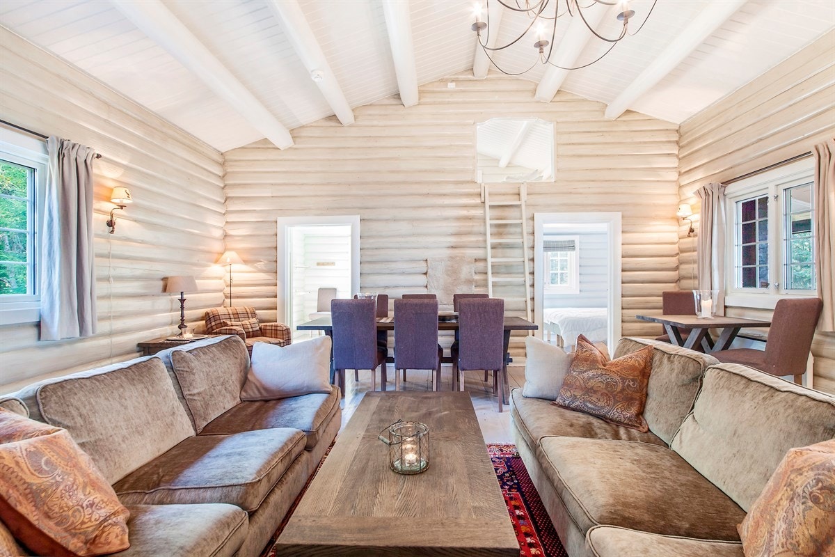 Stor stue på ca. 50 kvm med takhøyde på over 3 meter Galleribilde