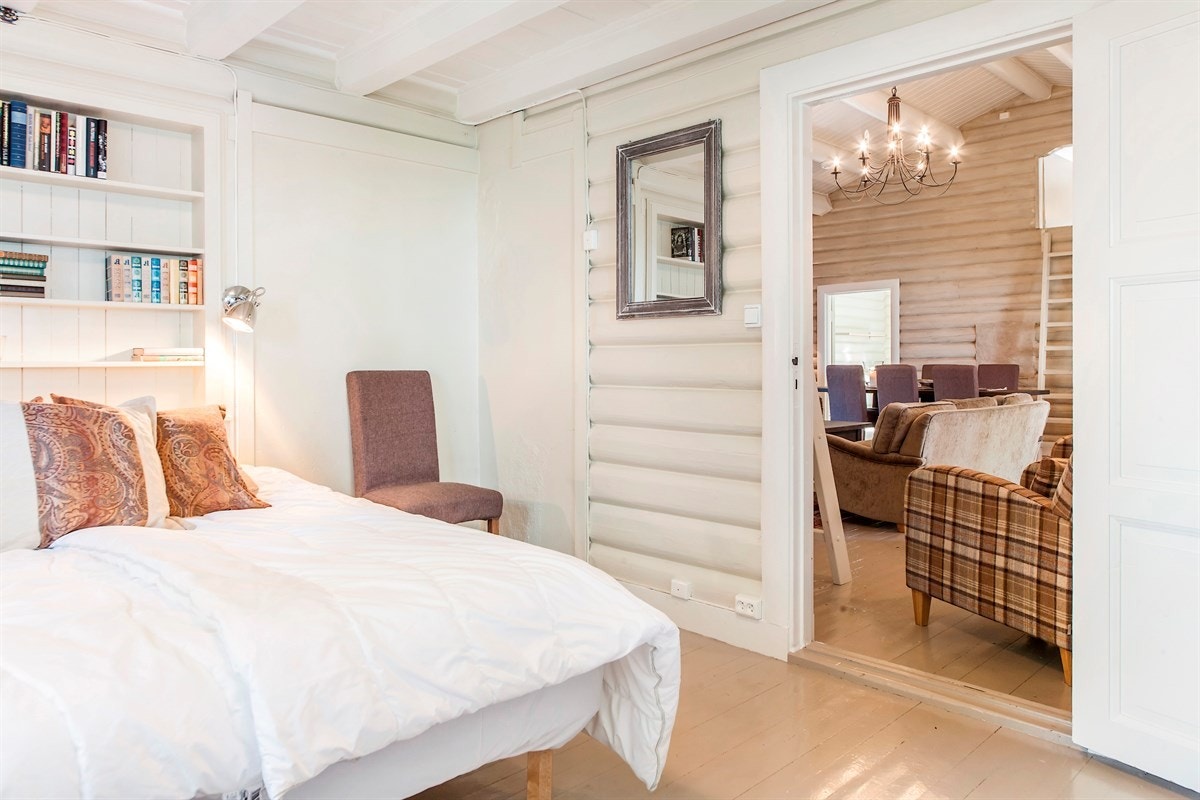 Eiendommen har 3 store soverom og to store hemser. Galleribilde