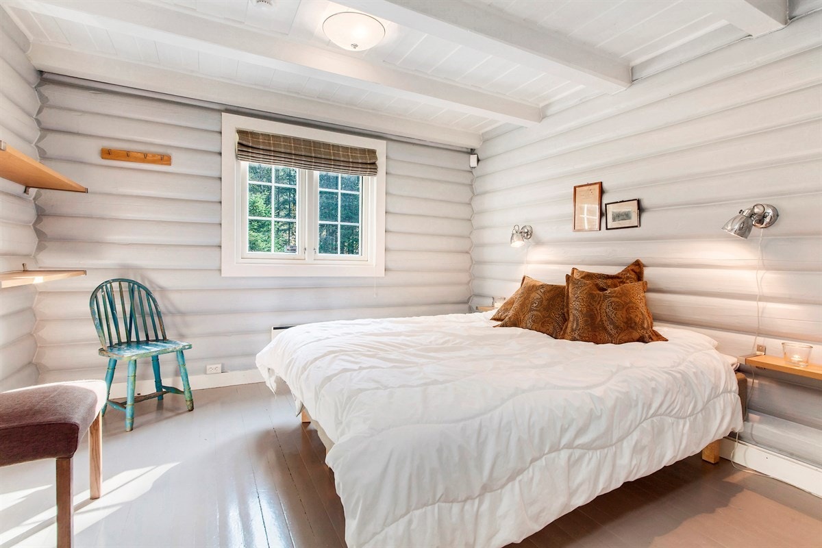 Eiendommen har 3 store soverom og to store hemser. Galleribilde