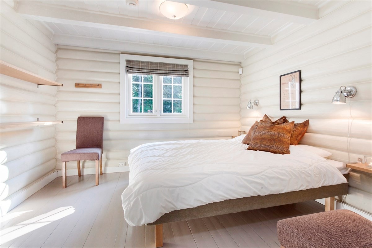 Eiendommen har 3 store soverom og to store hemser. Galleribilde