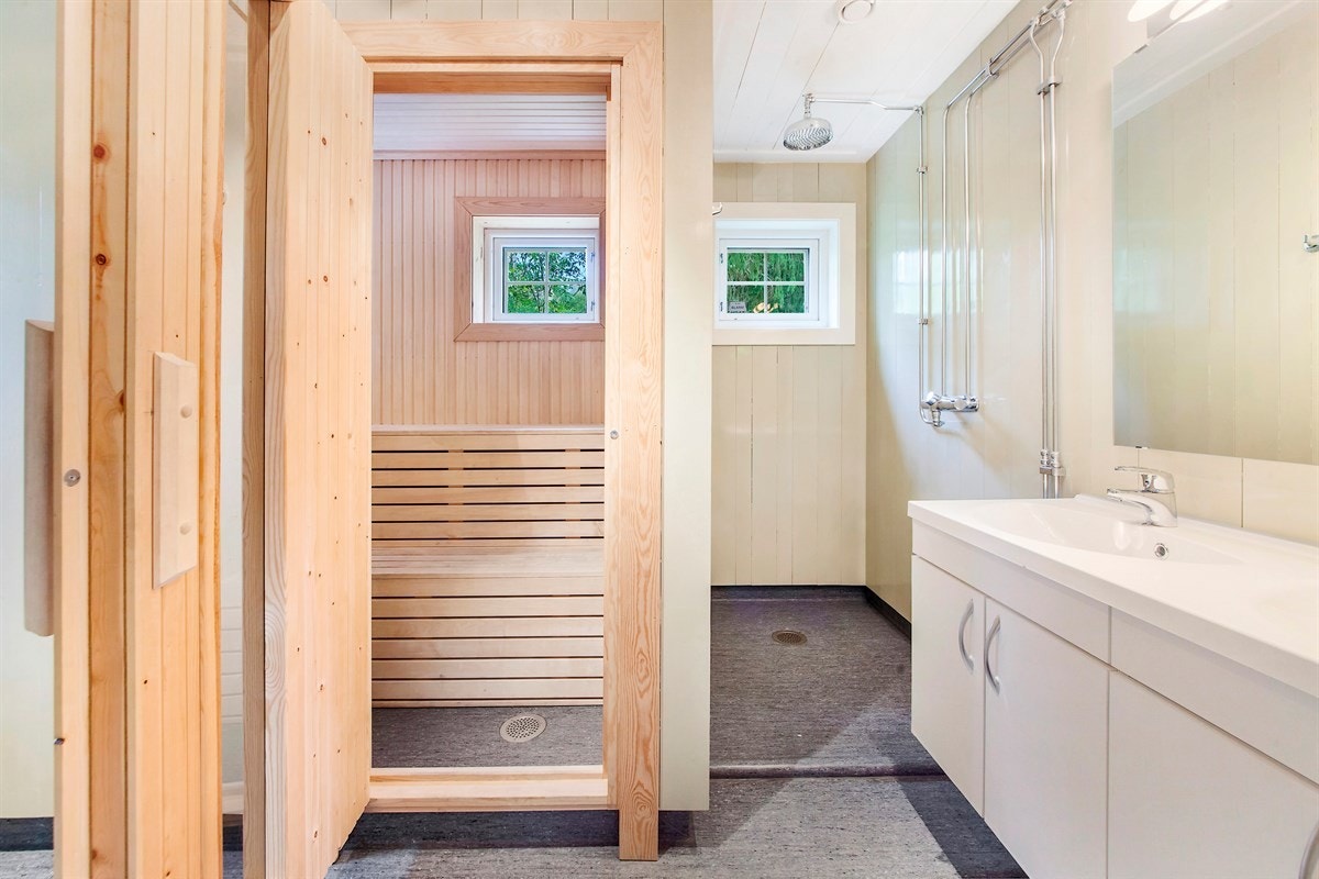 Romslig baderom med 2 dusjer, dobbel servant og badstue med plass til 6 personer Galleribilde