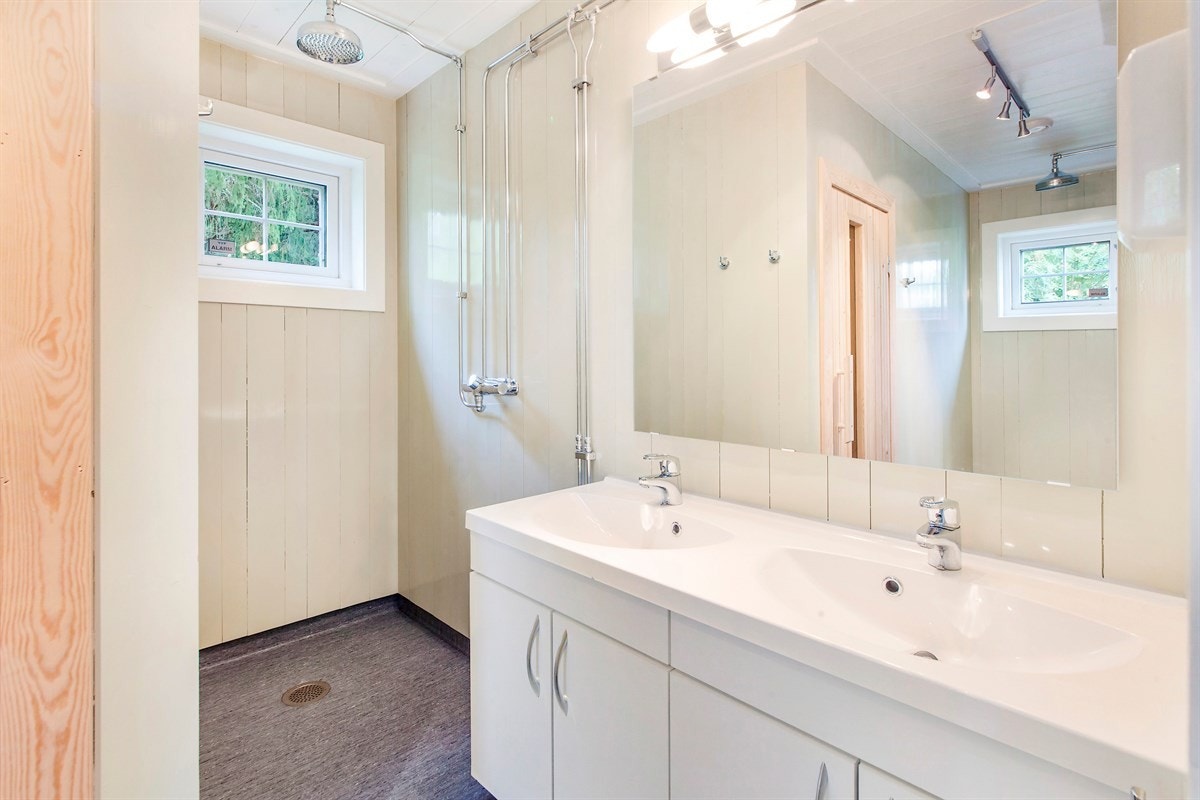 Romslig baderom med 2 dusjer, dobbel servant og badstue med plass til 6 personer Galleribilde