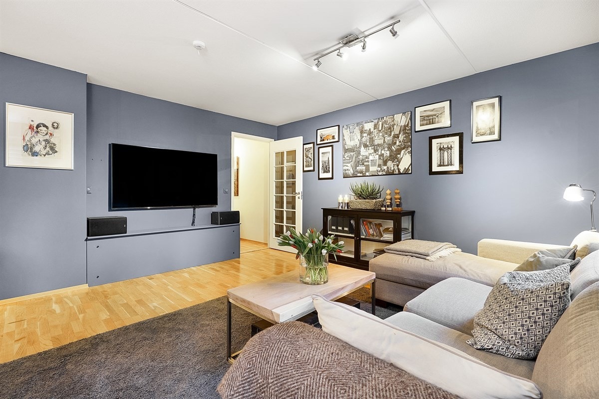 Naturlig avstand fra sofa til tv-sekjson - Moderne leilighet som er nyere malt opp i moderne gråtoner Galleribilde
