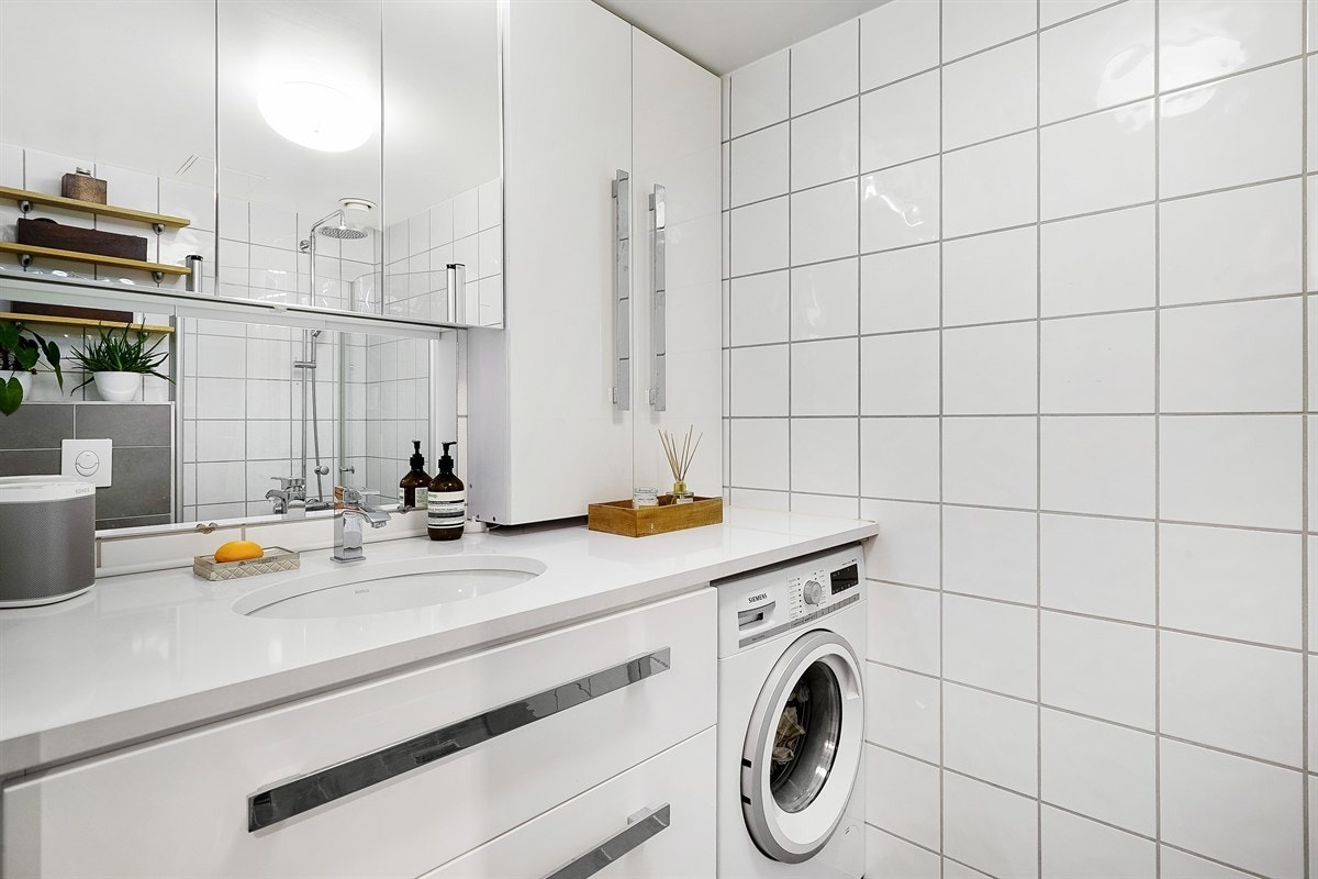 Stilrent og modernisert baderom med blant annet opplegg for vaskemaskin og varme i gulv Galleribilde