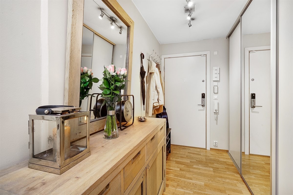 Entrè/gang med praktisk skyvedørsgarderobe for oppbevaring - Romslig og tørr kjellerbod medfølger Galleribilde