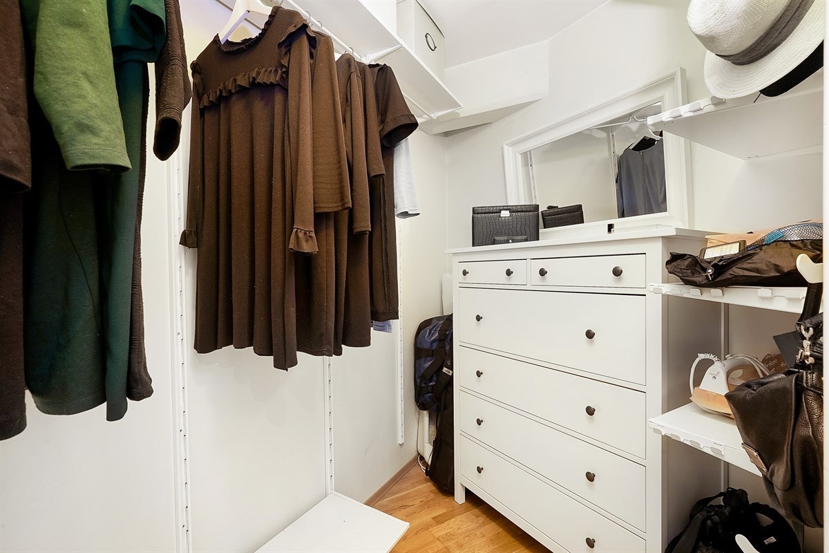 I tilknytning til soverom 2 har du en meget praktisk innvendig bod / walk-in closet Galleribilde