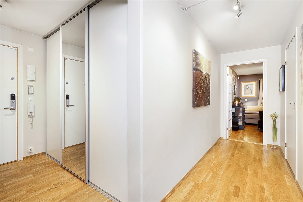 Entrè/gang med praktisk skyvedørsgarderobe for oppbevaring - Romslig og tørr kjellerbod medfølger Galleribilde