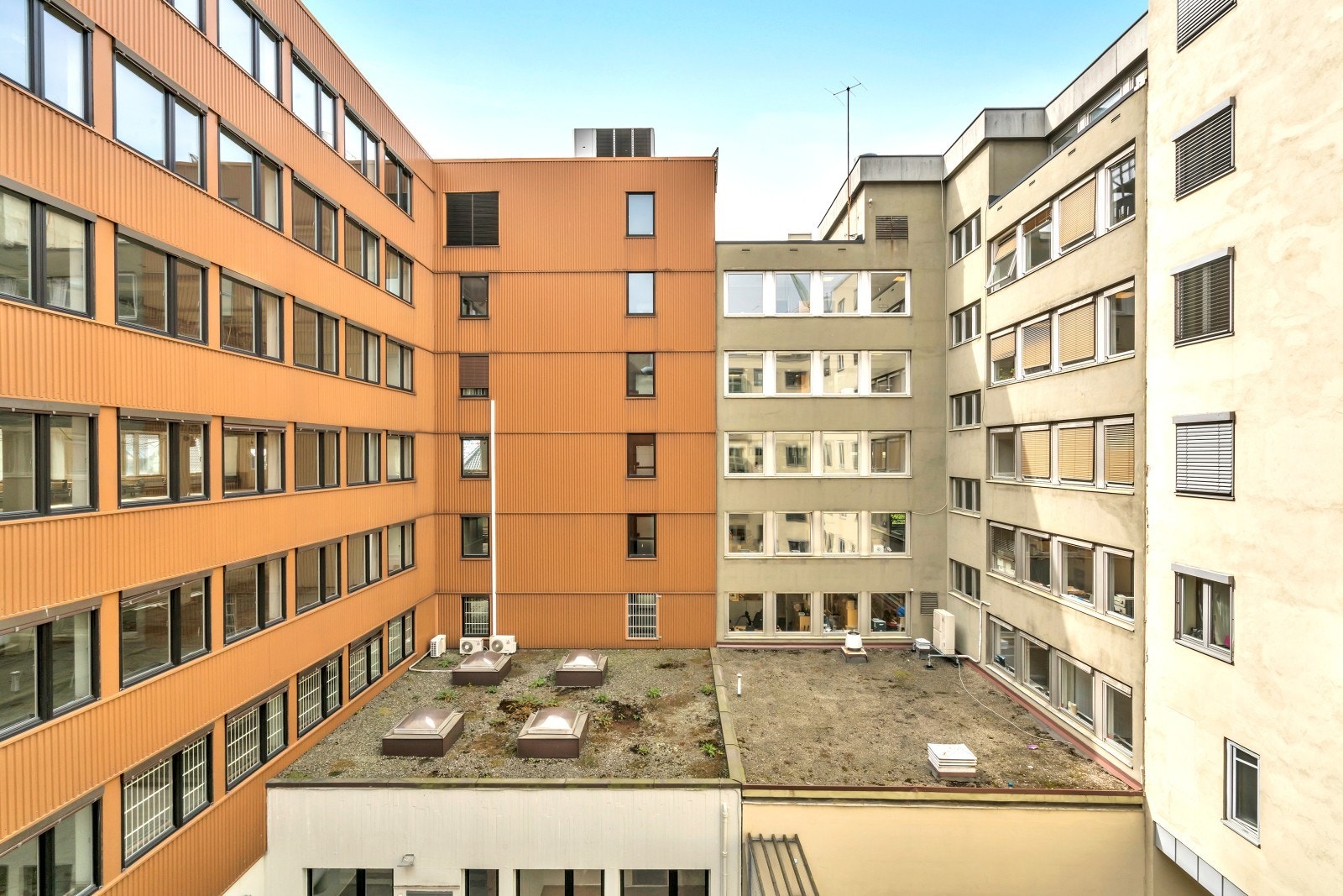 Bilde tatt fra leiligheten ut mot bakgården. Galleribilde