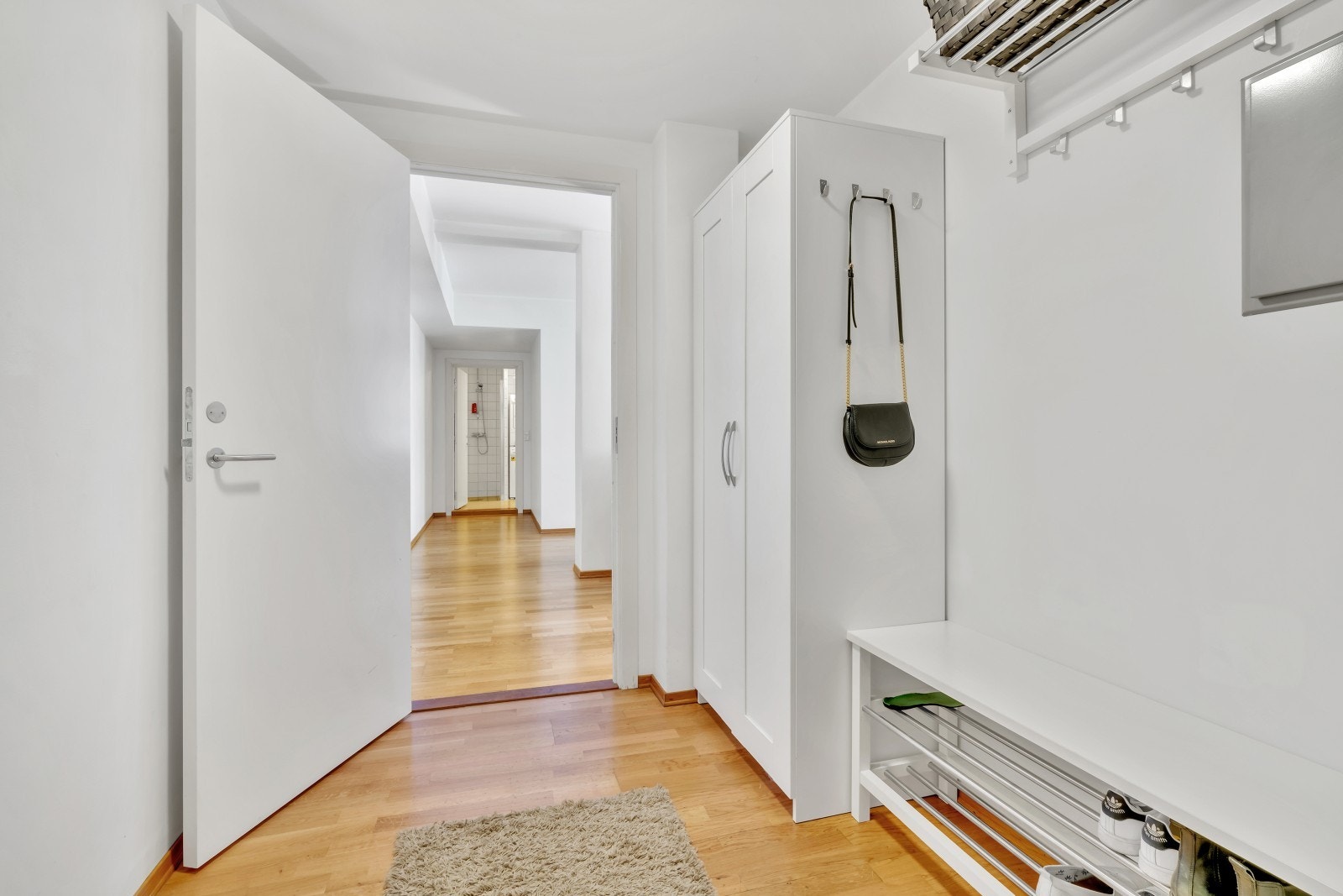 Romslig entré Galleribilde