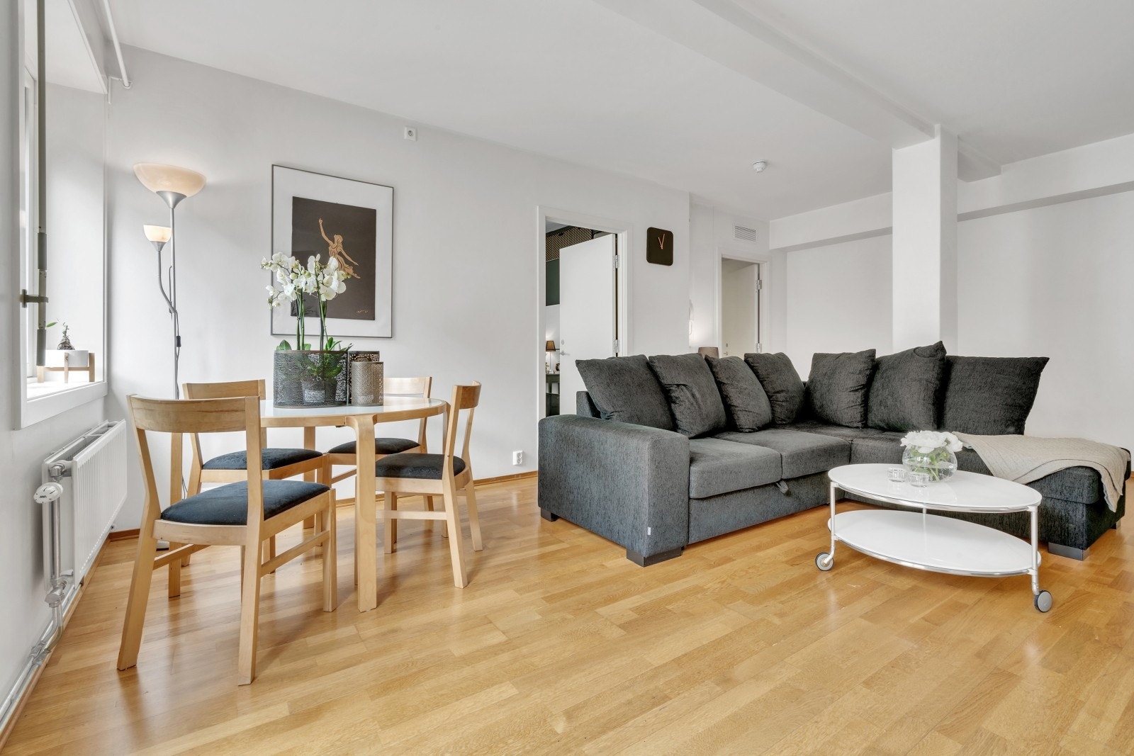 Leiligheten har vannbåren varme, balansert ventilasjon og sprinkelanlegg. Galleribilde