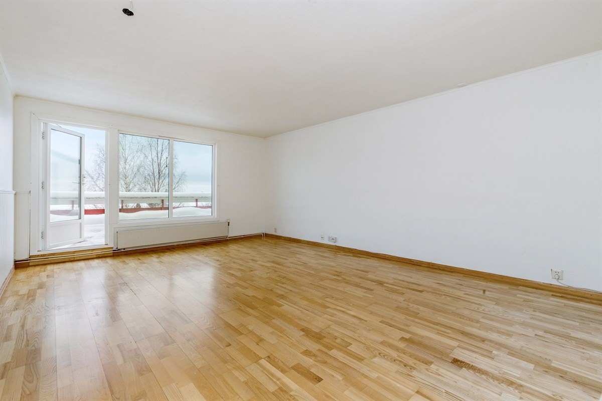 Gulv med parkettlaminat. Vegger med malt strie og brystning i malt furu Galleribilde