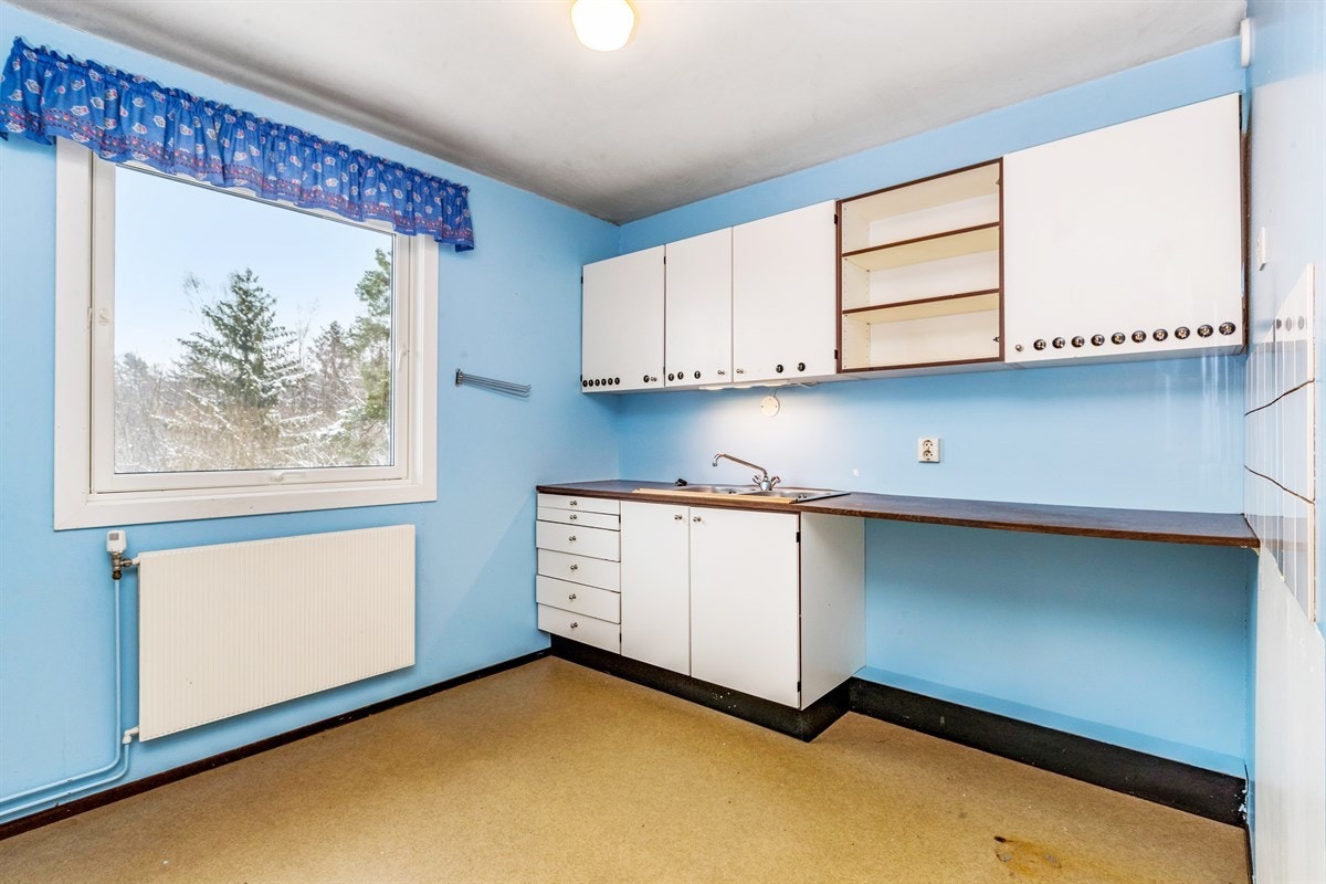 Romslig familiekjøkken med vakkert utsyn mot skogen Galleribilde