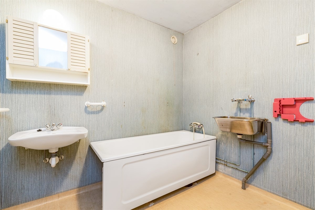 Bad med tilgang fra soverom og entré/gang. Bekledd med våtromstapet og vinylbelegg. Opplegg for vaskemskin Galleribilde