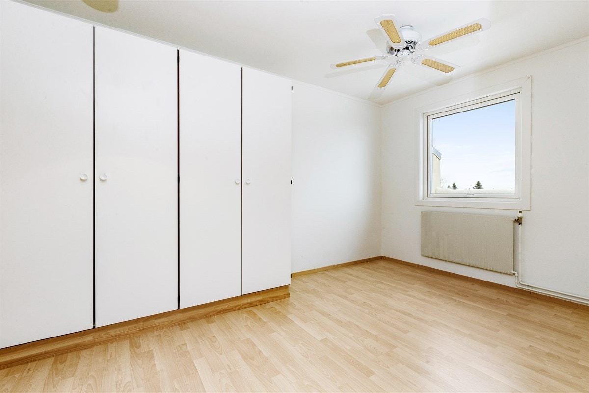 Hovedsoverommet med utsikt til åskammen på Nesodden Galleribilde