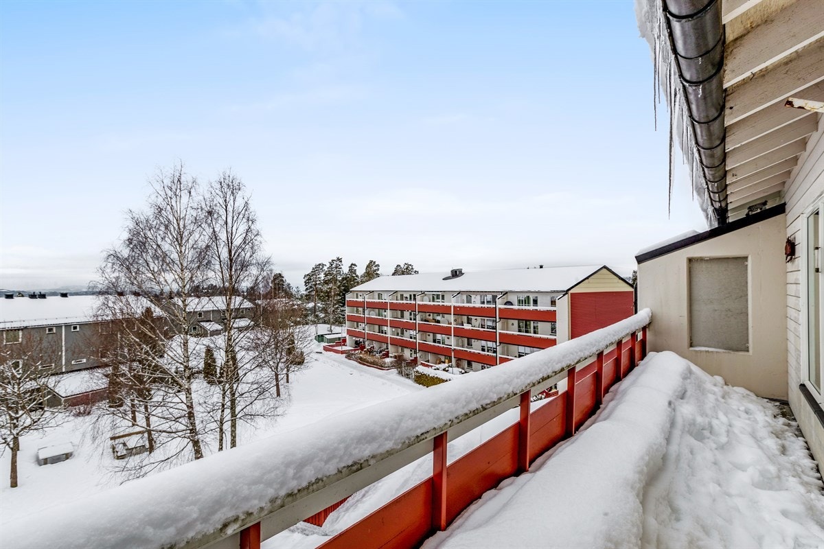 Vestvendt veranda med fantastsik utsikt og svært gode solforhold. Sikt til Nesodden og fjorden, og utsyn over tunet mellom boligblokkene Galleribilde