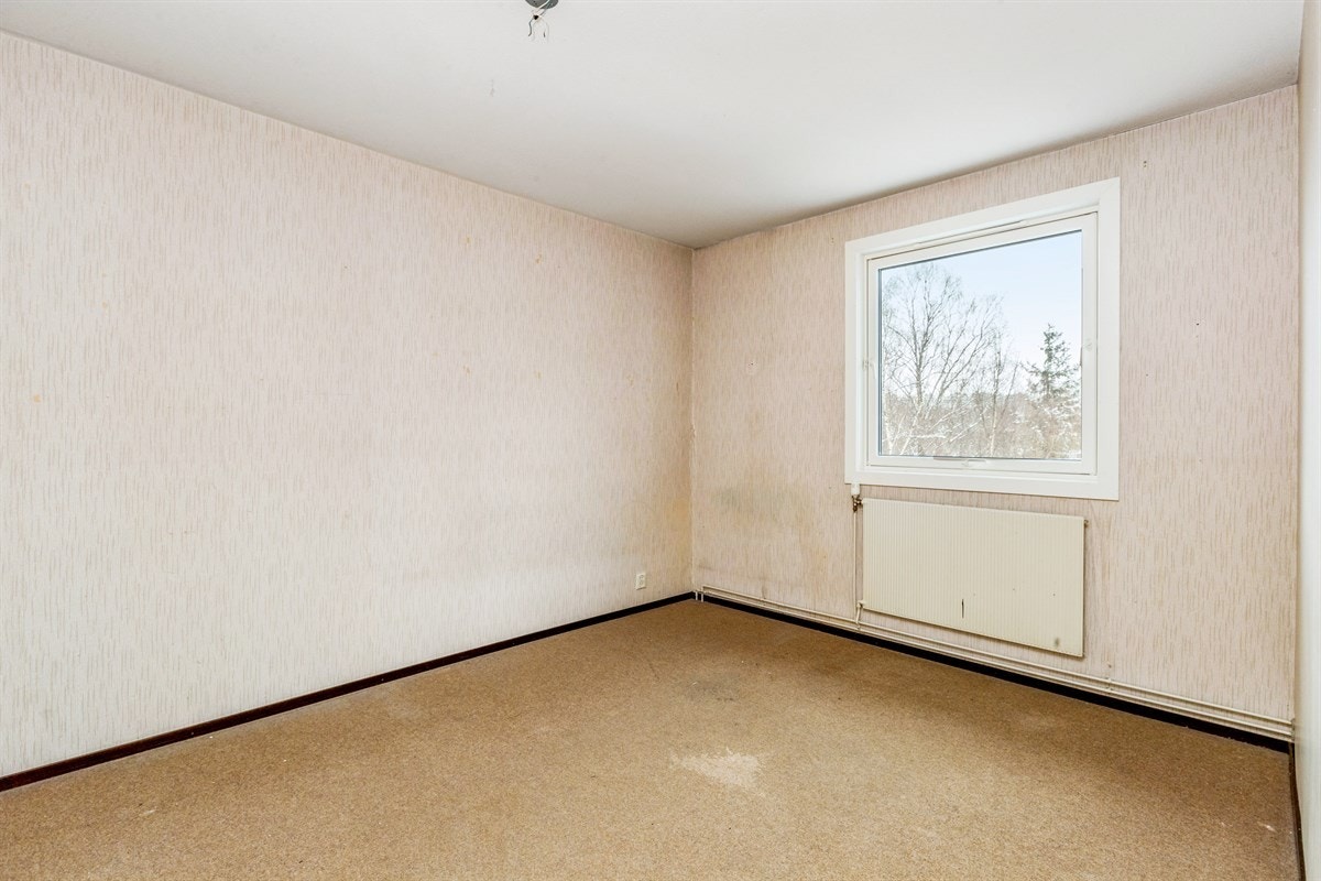 Soverom II. Vindu med utsyn mot skogen Galleribilde