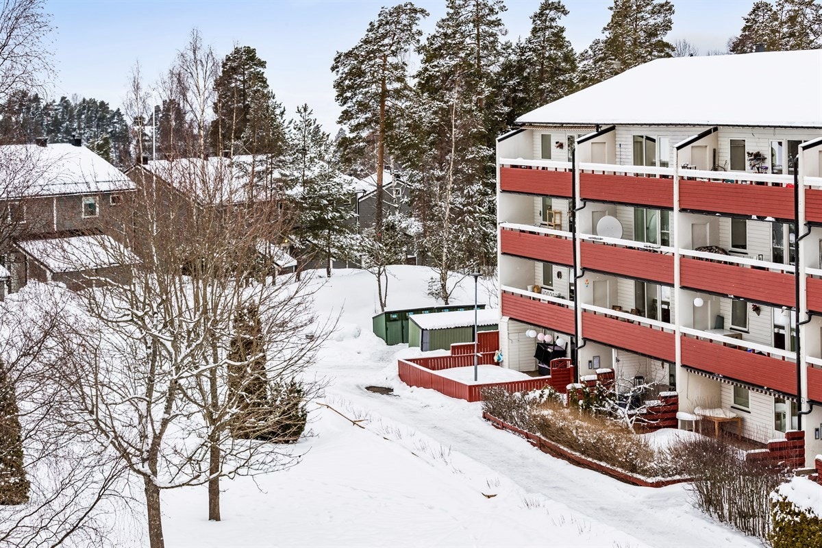 Leiligheten ligger i 4. etasje med fantastsik utsikt vestover til Nesodden. Sjøglimt mellom trærne Galleribilde