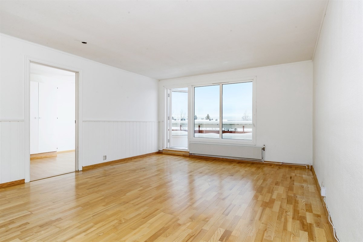 Stor lys stue med utgang til vestvendt veranda. Direkte tilgang til sovedsoverommet Galleribilde