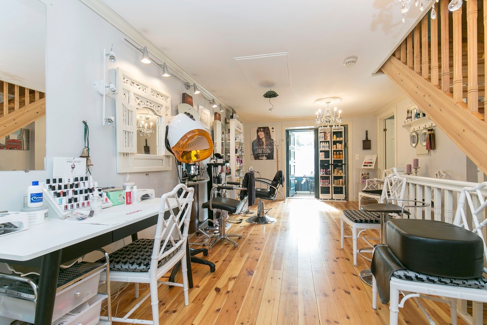 Gang, entrè, frisørsalong pr. i dag Galleribilde