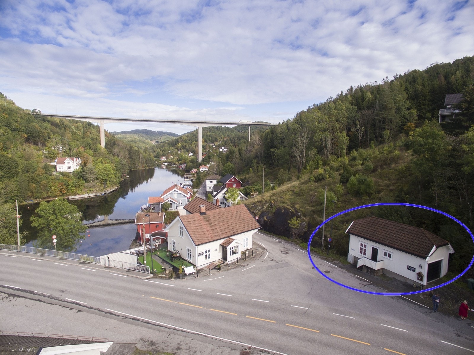 Med tilhørende garasje Galleribilde