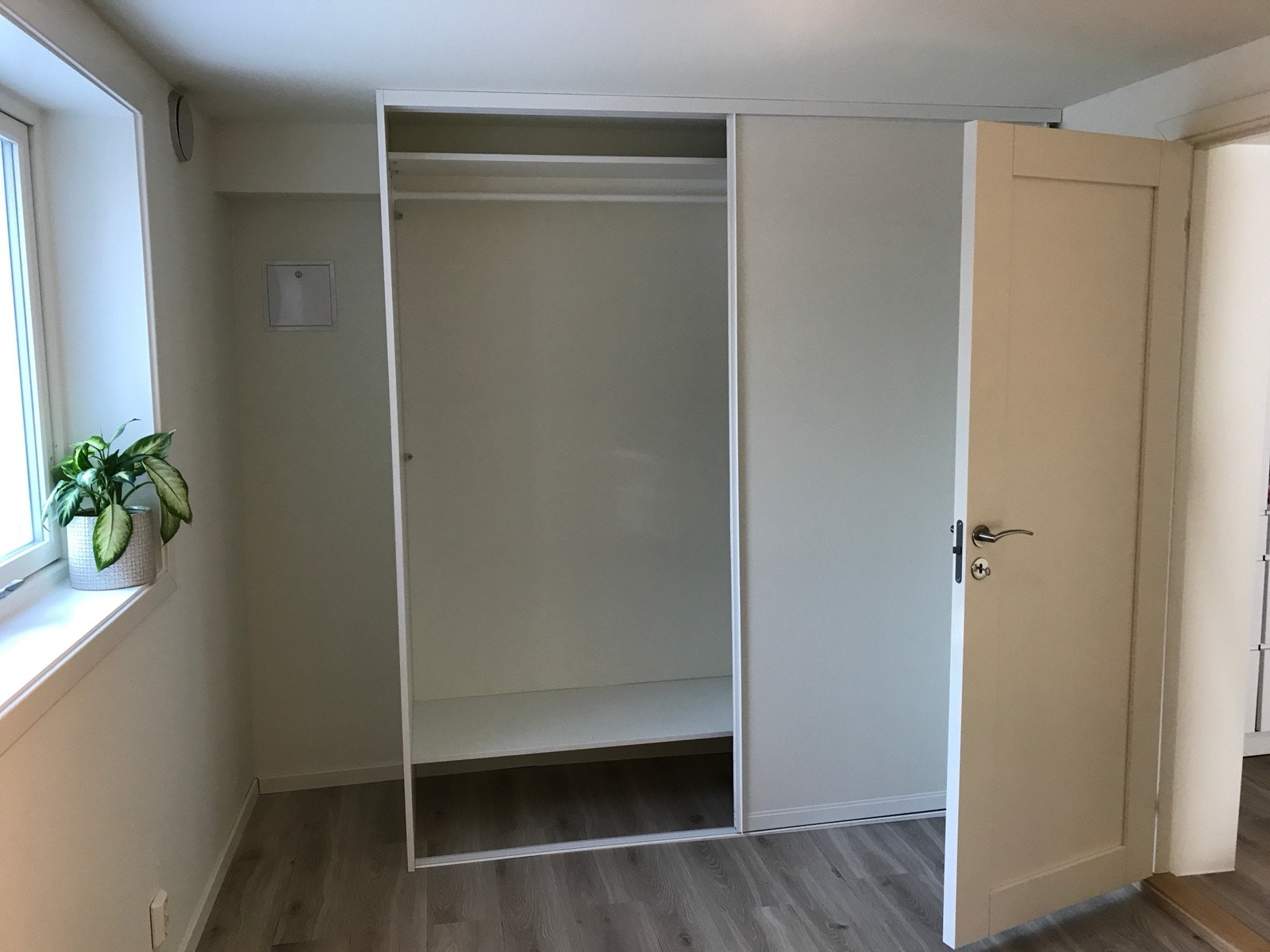 spesialbygd skap med god plass sov1 Galleribilde