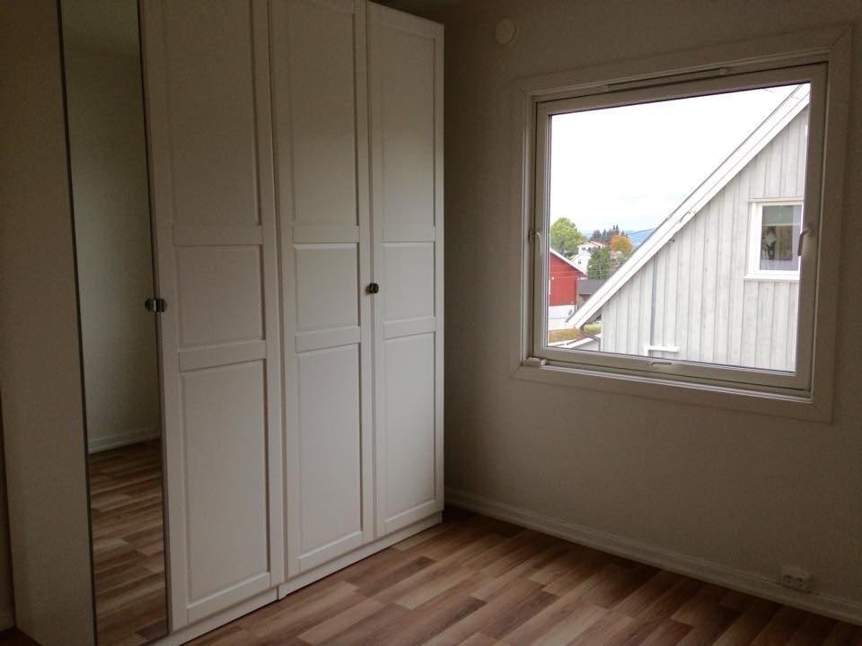 Soverom 2 med god plass til dobbeltseng Galleribilde