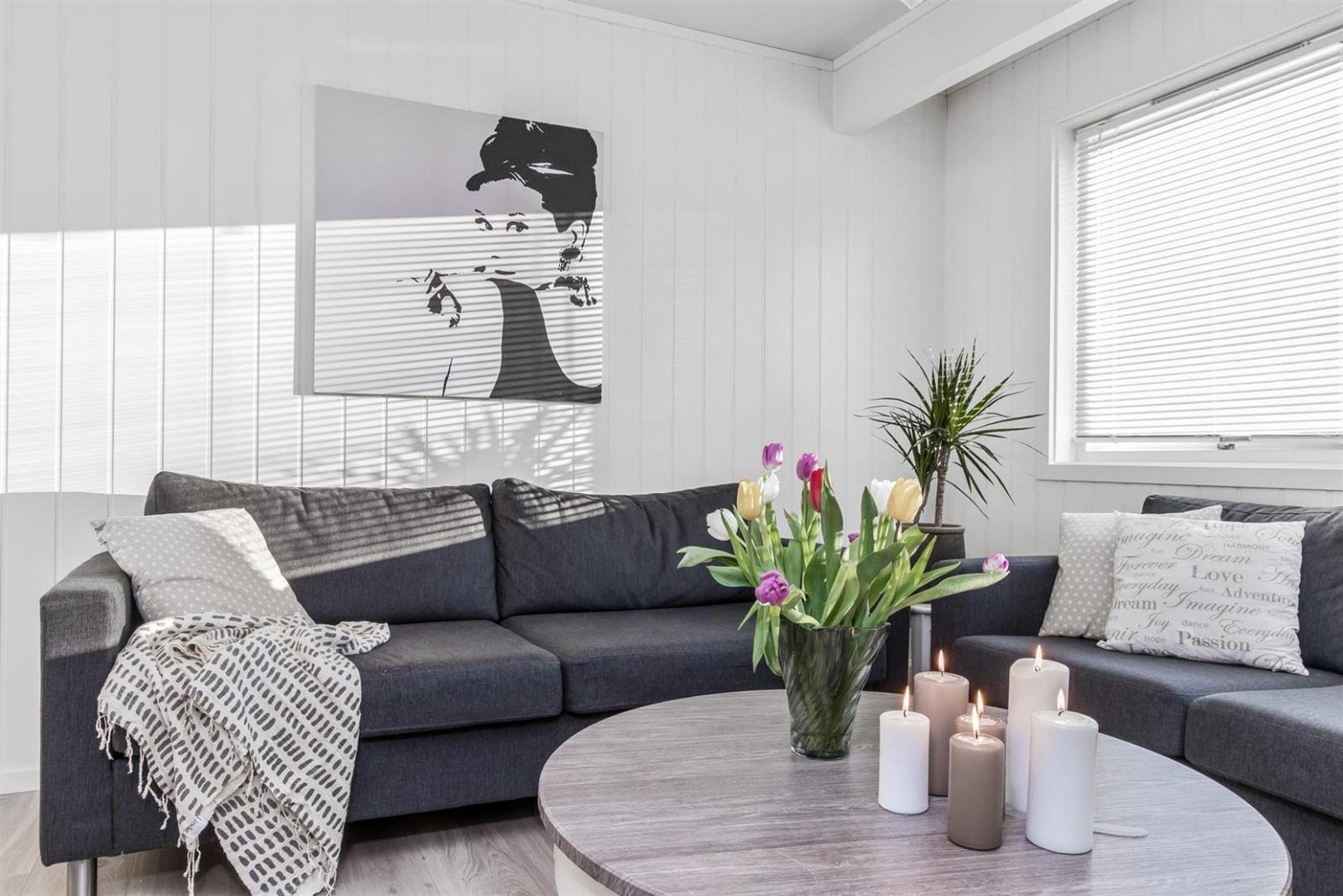 Stilrene og delikate overflater i stue. Galleribilde