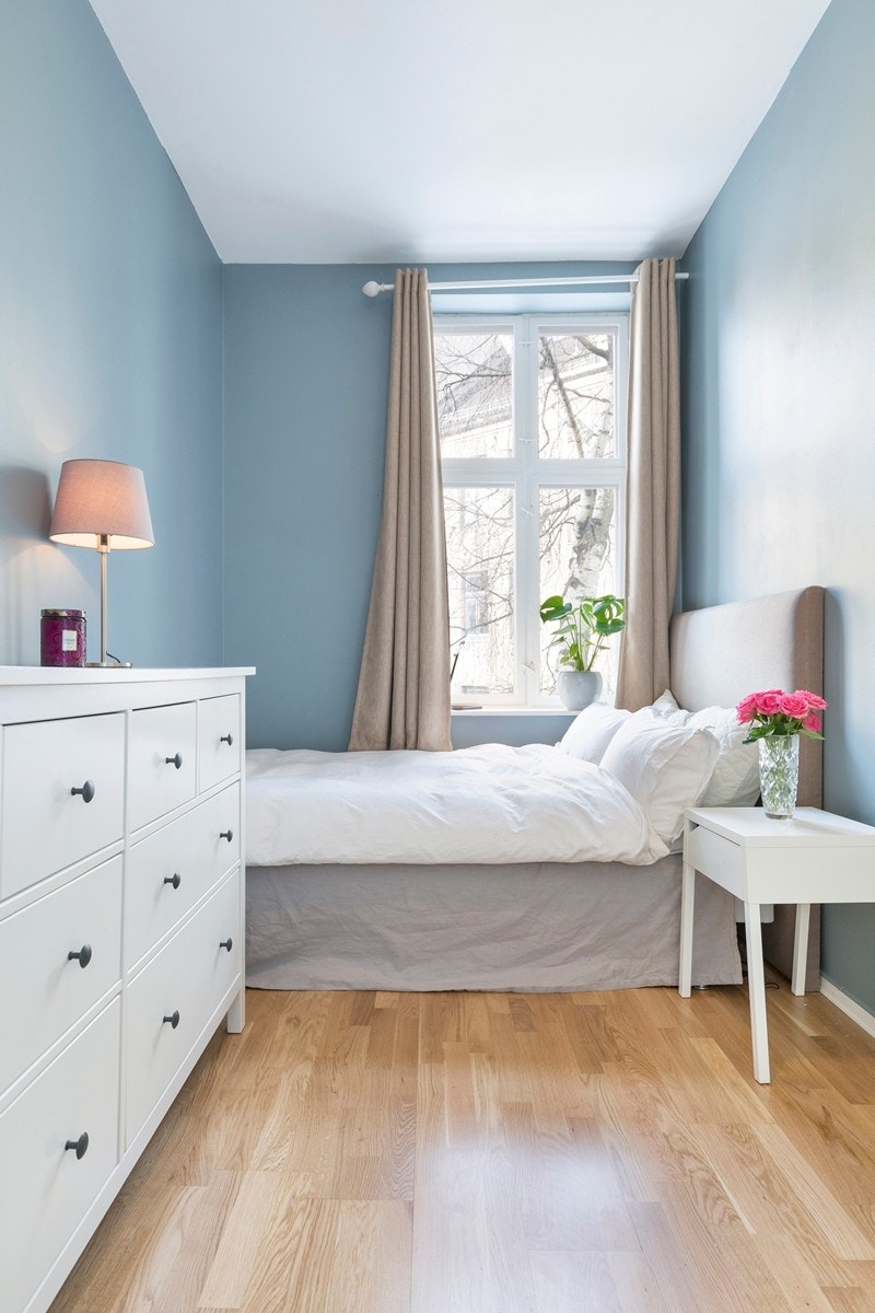 Soverommet har godt med plass for en stor dobbeltseng og er i tillegg utstyrt med et stort garderobeskap som sikrer godt med oppbevaringsplass. Galleribilde