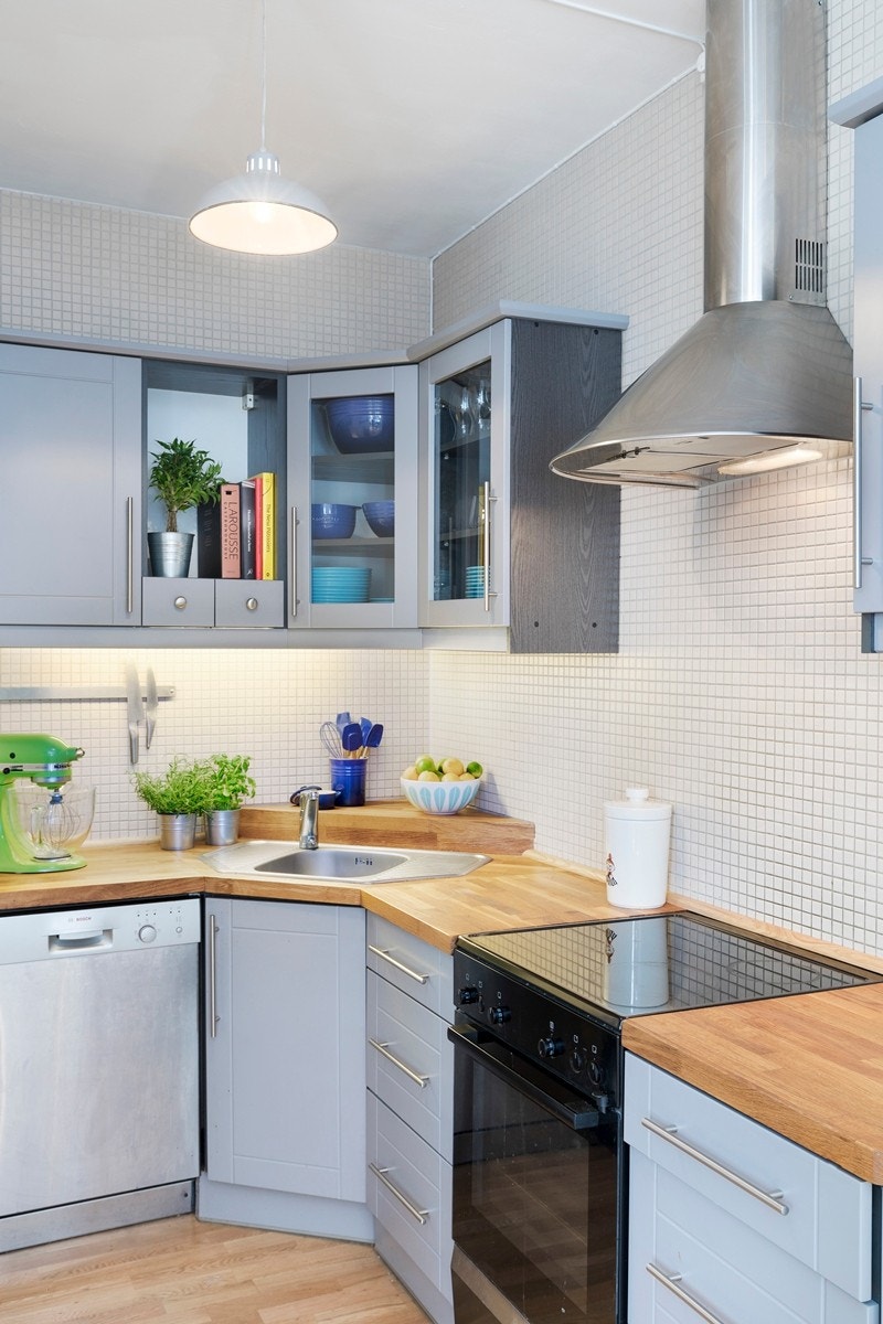Et godt utstyrt kjøkken med oppvaskmaskin, komfyr, samt kjøl og fryseskap. Galleribilde