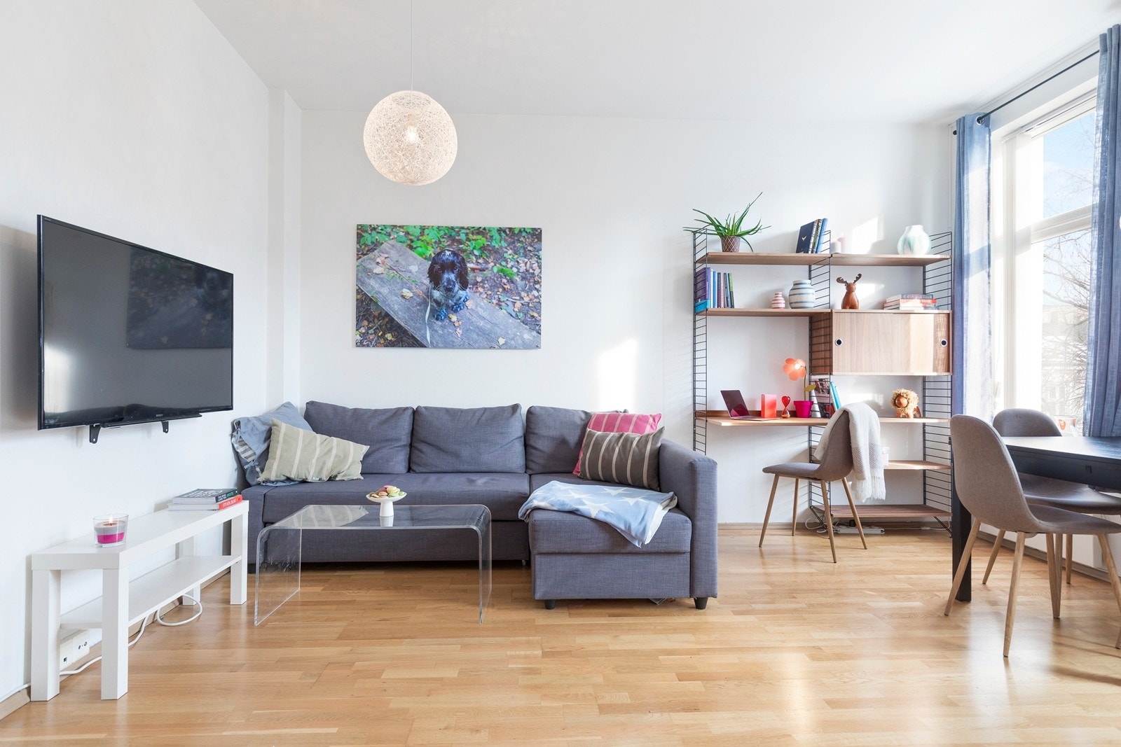 Lys og veldimensjonert stue med delvis åpen kjøkkenløsning. Med romslig oppholdsrom og god planløsning har man godt med plass til en stor sofagruppe og spisestue. Galleribilde