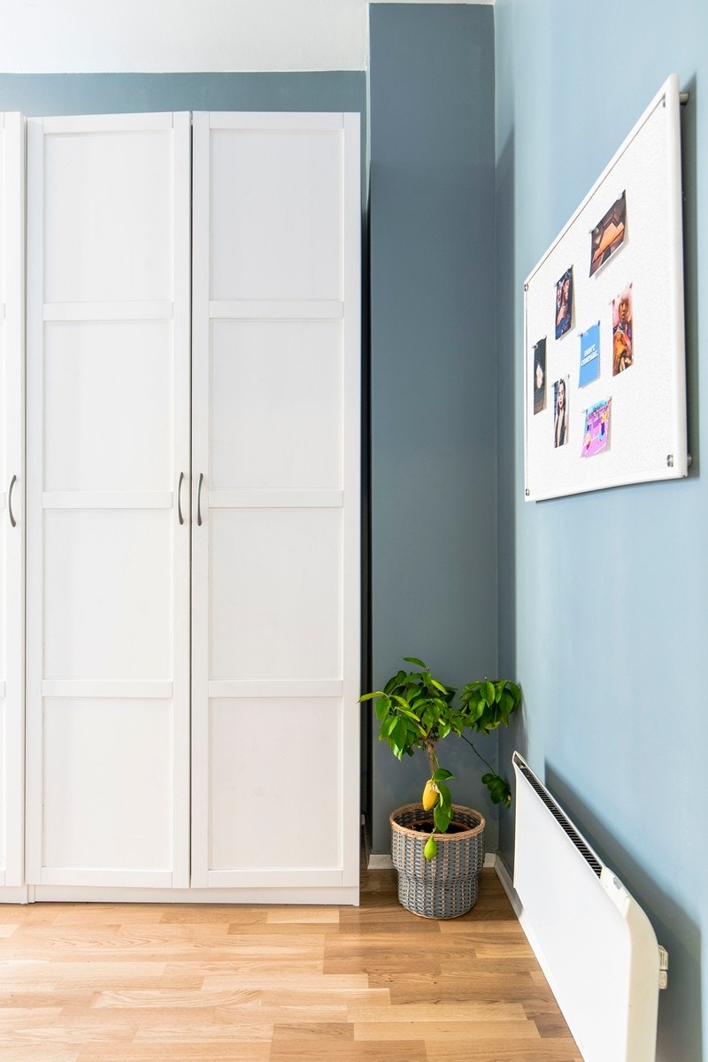 Hovedsoverommet er utstyrt med en stor garderobe som sikrer godt med oppbevaringsplass. Galleribilde