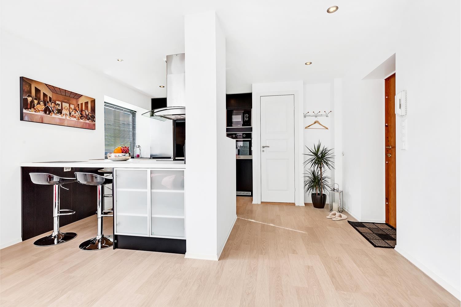 Kjøkken og inngangsparti Galleribilde