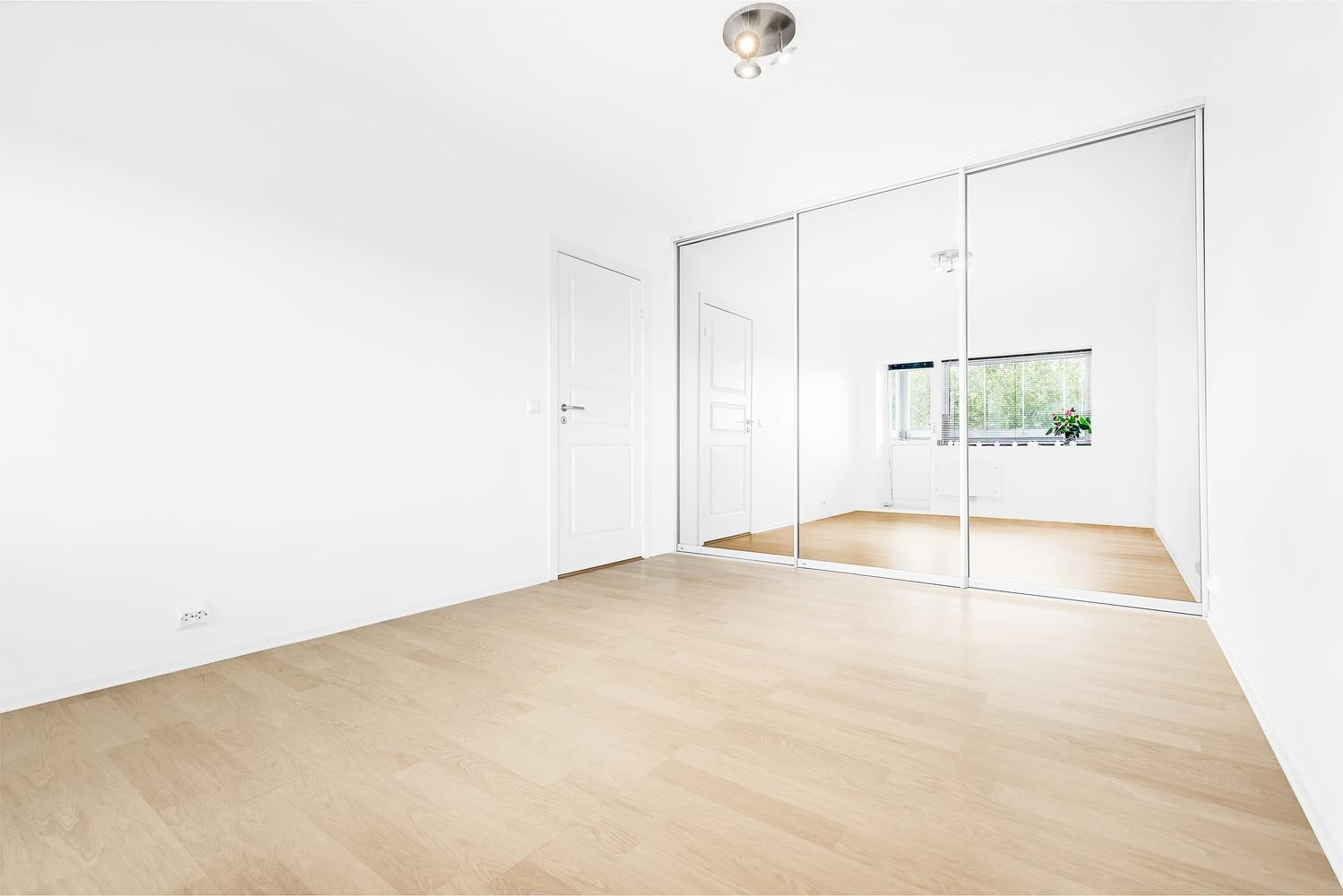 Soverom med stor skyvedørsgarderobe Galleribilde