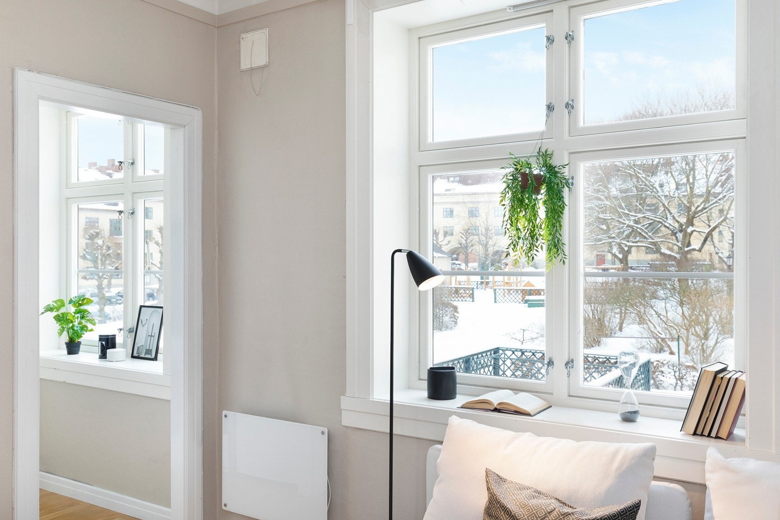 Utsyn mot rolig bakgård fra stue og kjøkken. Galleribilde
