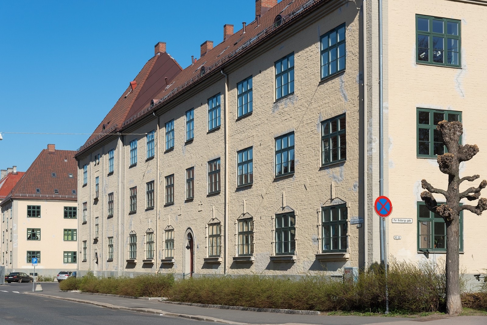 Leiligheten ligger i et veldrevet og ettertraktet borettslag som er kjent for sitt flotte gårdsrom som er til stor glede for beboerne hele året. Galleribilde