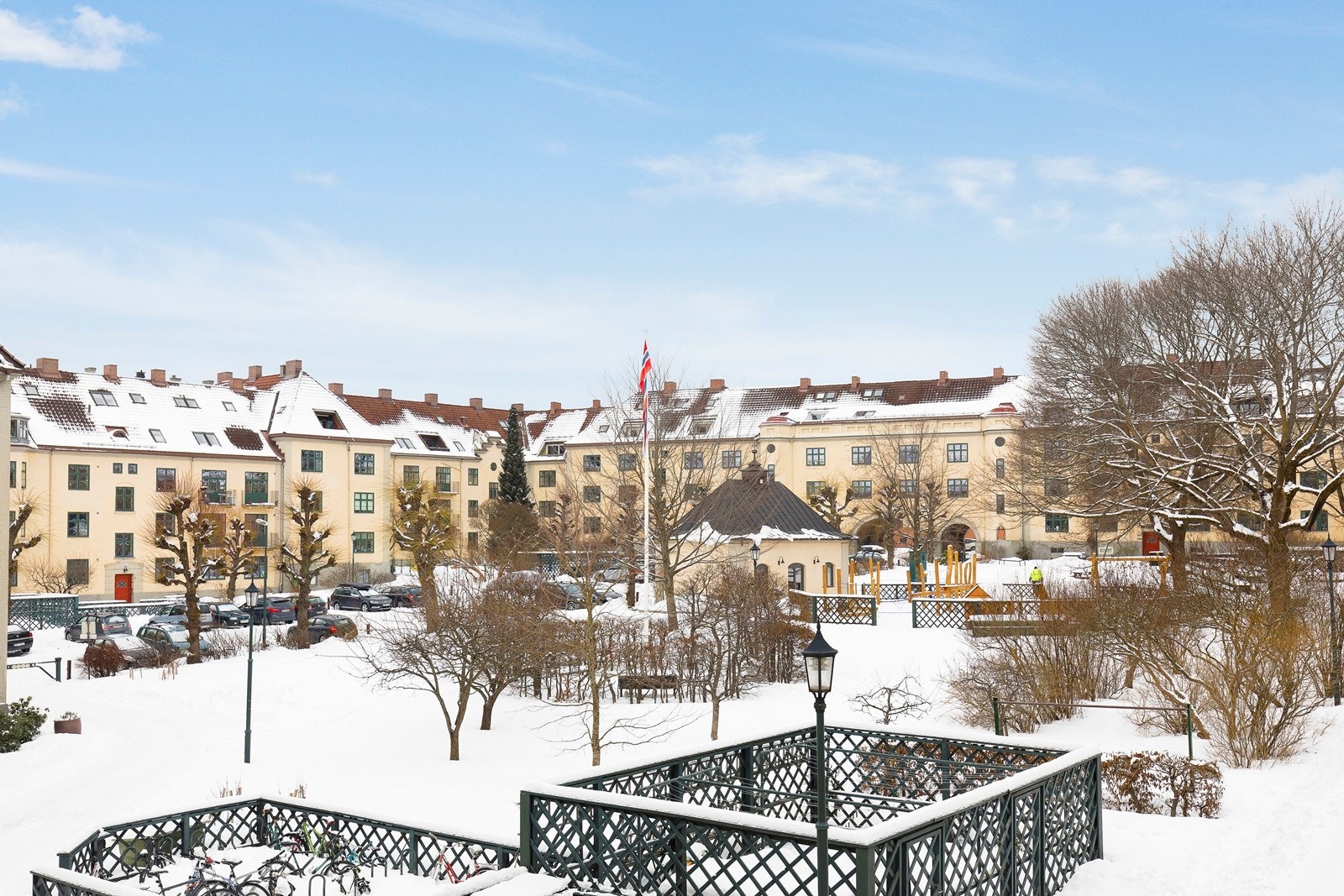Utsyn fra stuen over bakgården. Her er du godt skjermet for innsyn og sjenanse. Galleribilde