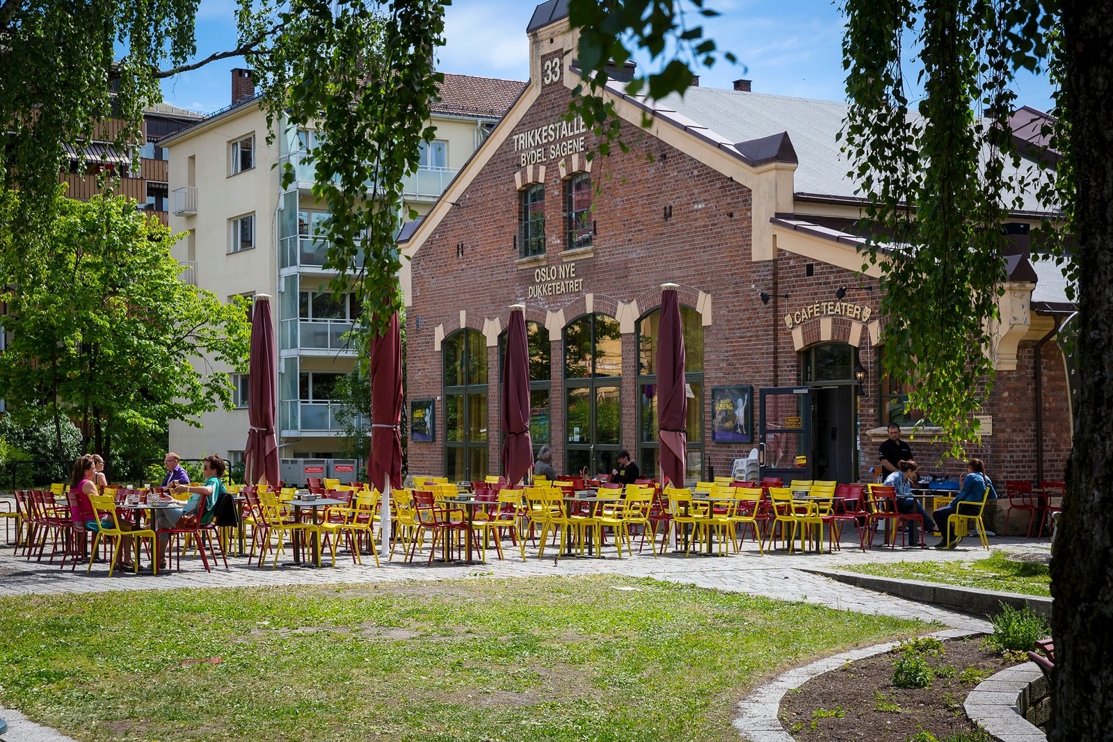 Torshov har en rekke spisesteder og kafeer, med bl.a Grisen og Trikkestallen med sin flotte uteservinger på sommeren Galleribilde