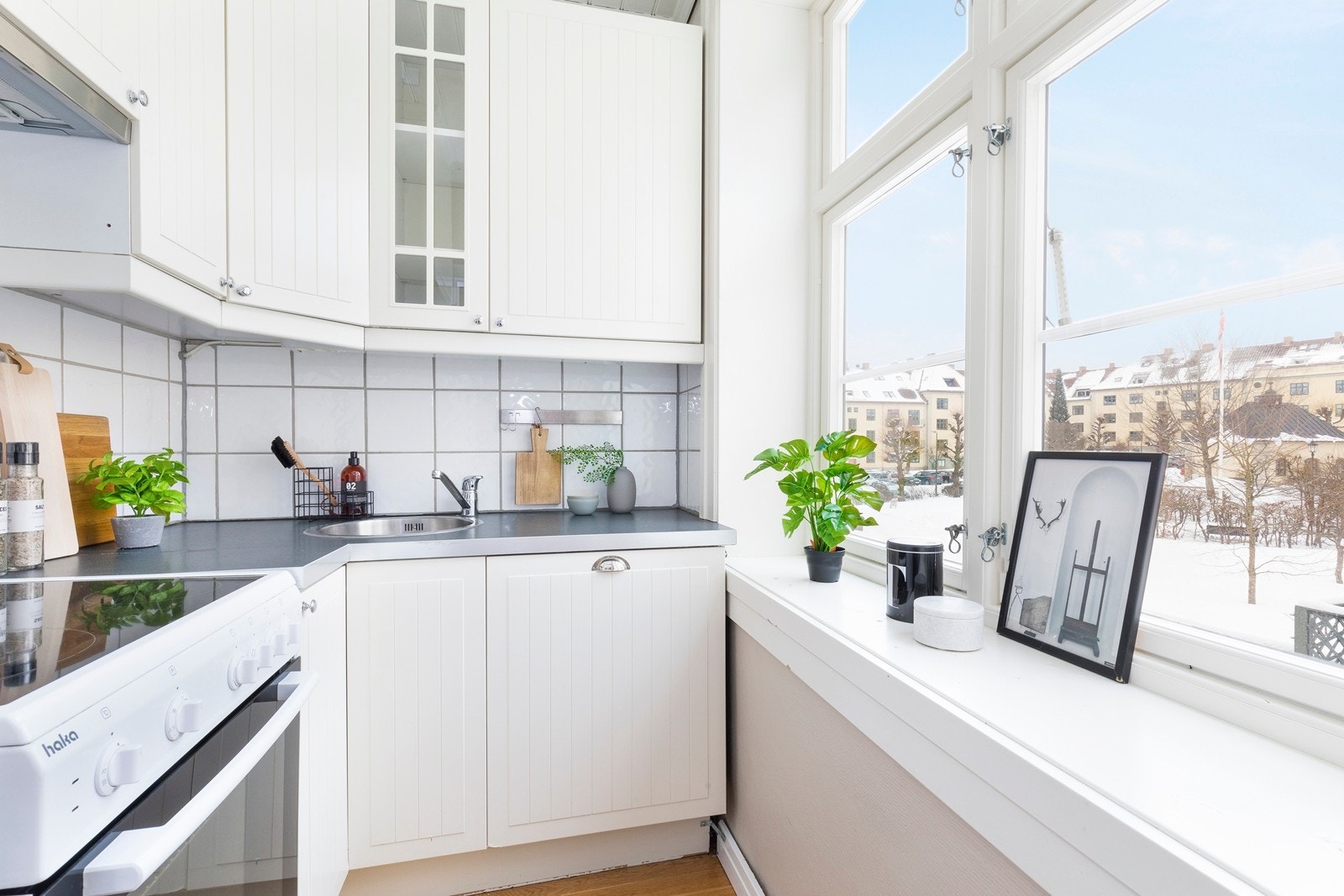 Separat kjøkkenkrok med hyggelig utsyn over bakgården. Galleribilde