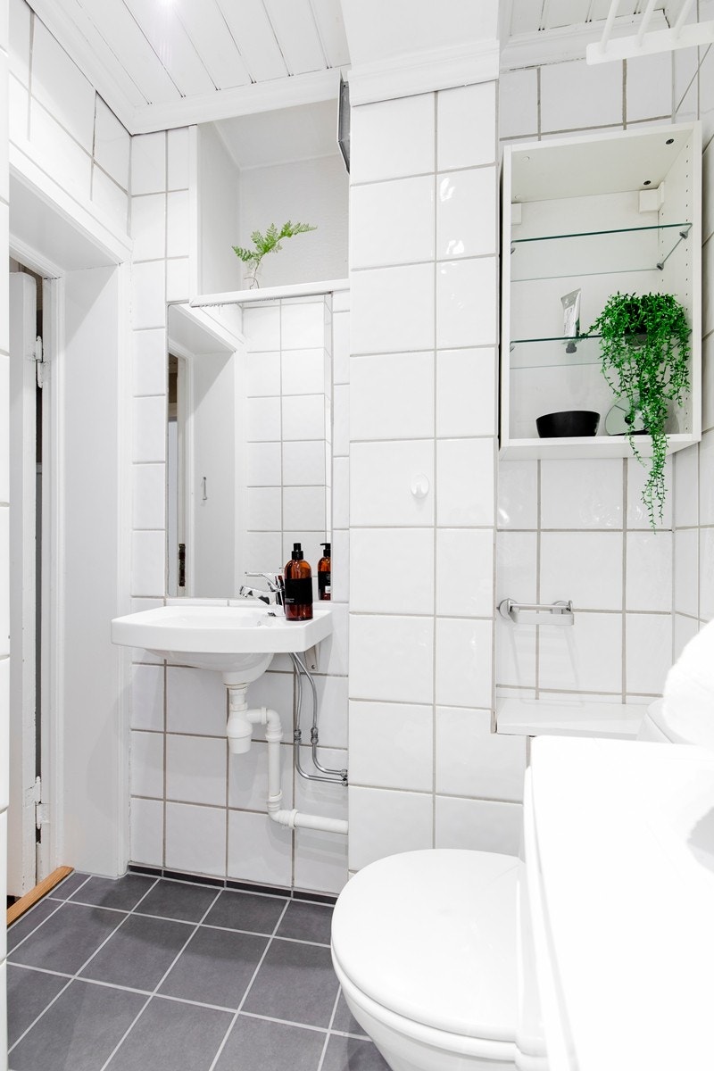 Lyst og pent flislagt bad med varmekabler i gulv og downlights belysning i tak. Galleribilde