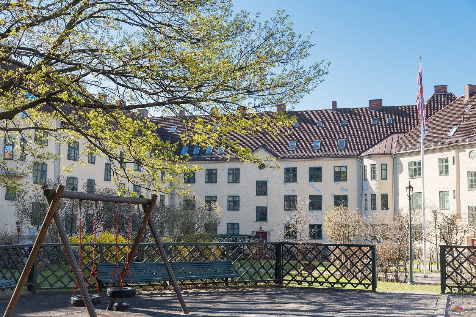 Gårdsrommet er solrikt og rolig, og er hyggelig sosialt møtested for beboerne. Galleribilde